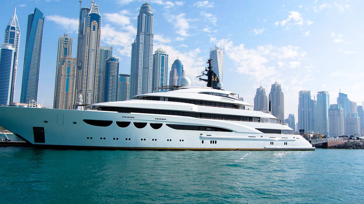 Yacht in dubai marina in front of high-rise buildings on 26th November 2016 tovagliato per hotel